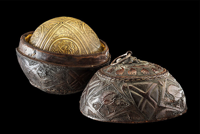 Domschatz Halberstadt, Wärmeapfel mit zugehörigem Etui, um 1280–1300