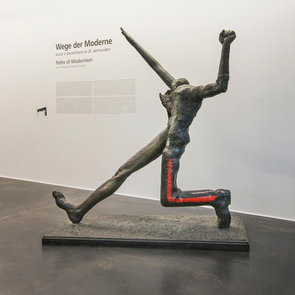 Ausstellungsansicht Wolfgang Mattheuer: Jahrhundertschritt, 1984/85, Bronze, 265 x 157 x 230 cm, Kulturstiftung Sachsen-Anhalt, Kunstmuseum Moritzburg Halle (Saale), Foto: Marcus-Andreas Mohr © VG Bild-Kunst, Bonn 2024